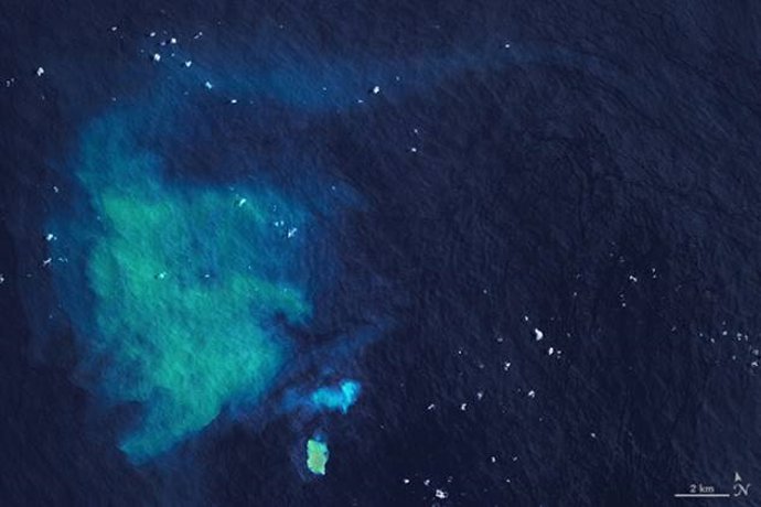 Erupción submarina cerca de la isla de Tonga.