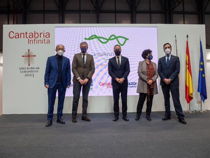 Marcano (izquierda) con los responsables de turismo de la España Verde y el director de Turespaña.