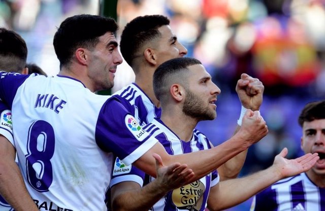 Archivo - Jugadores del Real Valladolid celebran un gol ante el Real Oviedo en la Liga SmartBank