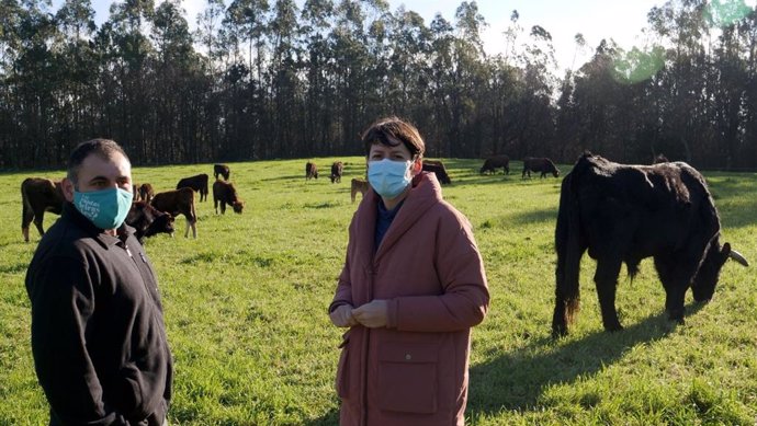 Ana Pontón, portavoz nacional del BNG, visita una explotación ganadera