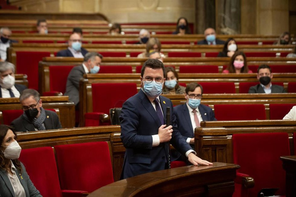 La consellera de Presidencia de Cataluña, Laura Vilagrá y el president de la Generalitat, Pere Aragons, en un pleno del Parlament de Cataluña, a 23 de diciembre de 2021, en Barcelona, Catalunya, (España). Durante la sesión han aprobado el proyecto de l
