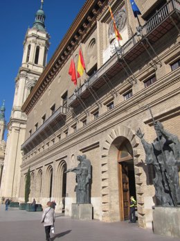 Archivo - Fachada del Ayuntamiento de Zaragoza