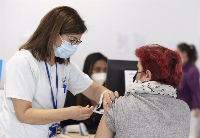 Una mujer recibe la tercera dosis de la vacuna contra la COVID-19, en el Hospital Enfermera Isabel Zendal, a 13 de enero de 2022, en Madrid, (España).