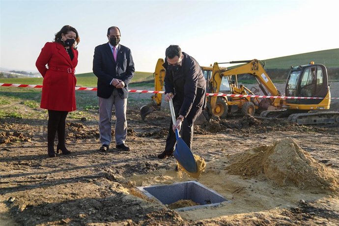 Juanma Moreno pone la primera piedra de la planta de compostaje de Villamartín.