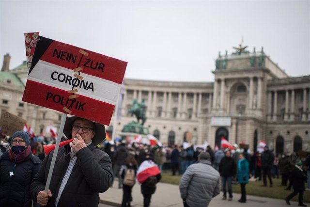 Archivo - Manifestación en Viena contra las restricciones impuestas por la pandemia y la vacunación obligatoria.