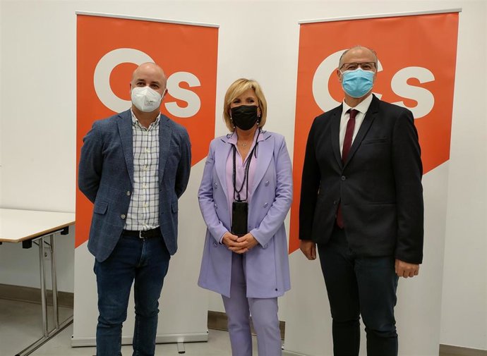 Verónica Casado (c) junto a los candidatos de Ciudadanos por Salamanca Luis Fuentes (d) y David Castaño (i)