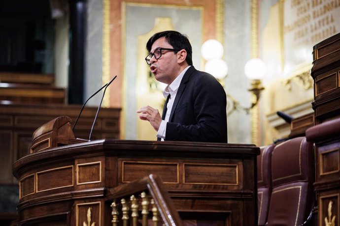 Archivo - El diputado de En Comú Podem en el Congreso, Gerardo Pisarello, interviene en una sesión plenaria en el Congreso de los Diputados, a 23 de noviembre de 2021, en Madrid, (España).