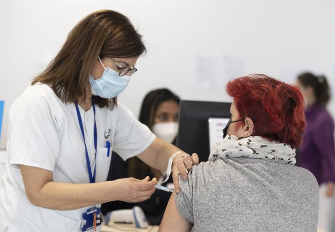 Una dona rep la tercera dosi de la vacuna contra la COVID-19, a l'Hospital Infermera Isabel Zendal, a 13 de gener de 2022, a Madrid, (Espanya).