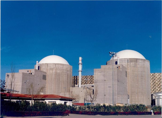 Exterior de la central nuclear de Almaraz, en Almaraz (Cáceres).