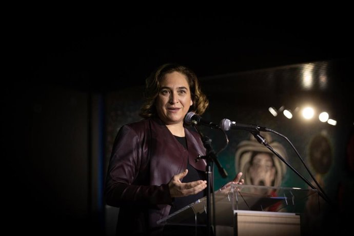 La alcaldesa de Barcelona, Ada Colau, en la conferencia de la expresidenta de la Convención Constitucional de Chile, Elisa Loncón, organizada por la Casa América Catalunya y la Oficina del Parlamento Europeo en Barcelona.