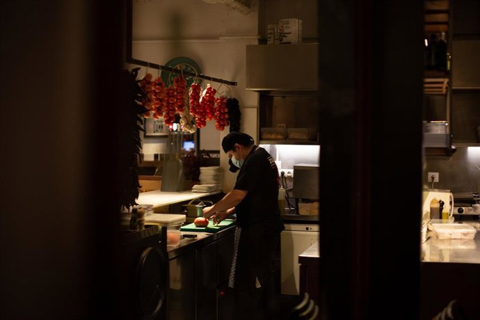 Archivo - Arxivo - Un cuiner a l'interior d'un bar en un carrer cntric de Barcelona, a 14 d'octubre de 2021, a Barcelona