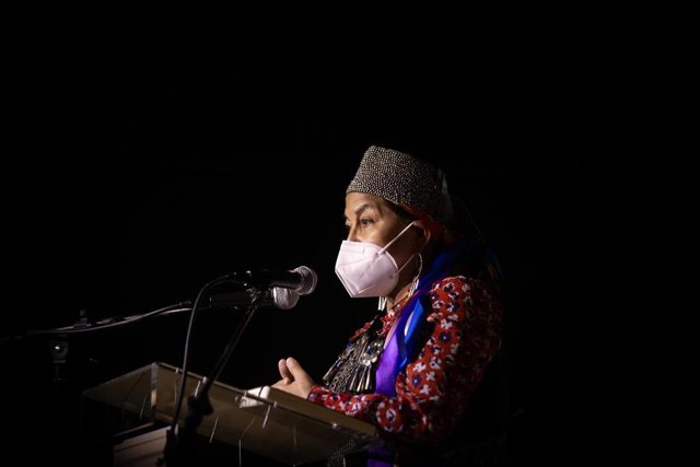 La activista mapuche y expresidenta de la Convención Constitucional de Chile, Elisa Loncón, en una conferencia organizada por la Casa América Catalunya y la Oficina del Parlamento Europeo en Barcelona.