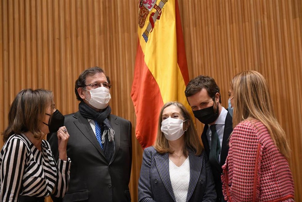 La portavoz del GPP, Cuca Gamarra; el expresidente Mariano Rajoy; la vicesecretaria de Política Social, Ana Pastor;  el presidente del PP, Pablo Casado, y Elena Mantilla, conversan en el acto de homenaje a Carlos Mantilla en el Congreso. 