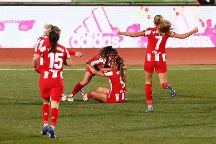 Las jugadoras del Atlético celebran el gol de Deyna Castellanos ante el Levante en la Supercopa de España 2022