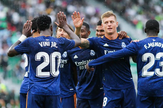 Archivo - Vinicius Jr. of Real Madrid celebrates a goal with teammates during La Liga football match played between Elche CF and Real Madrid CF at Martinez Valero stadium on October 30th, 2021 in Elche, Alicante, Spain.