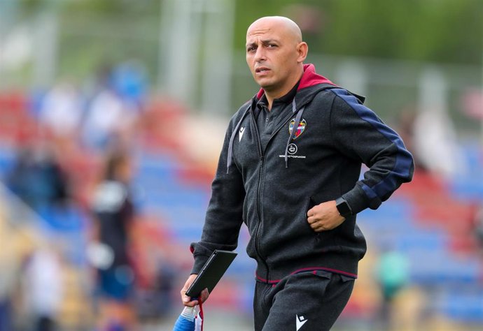Archivo - Ángel Villacampa, entrenador del Levante femenino