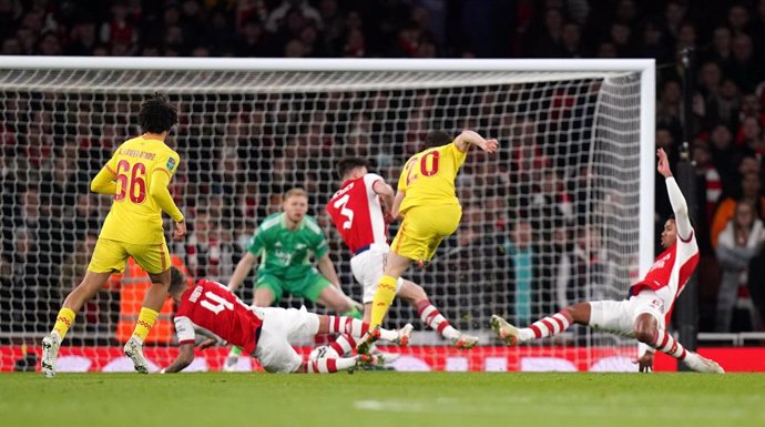 20 January 2022, United Kingdom, London: Liverpool's Diogo Jota (2nd R) scores his side's first goal during the English Carabao Cup semi final second leg soccer match between Arsenal and Liverpool at the Emirates Stadium. Photo: Adam Davy/PA Wire/dpa