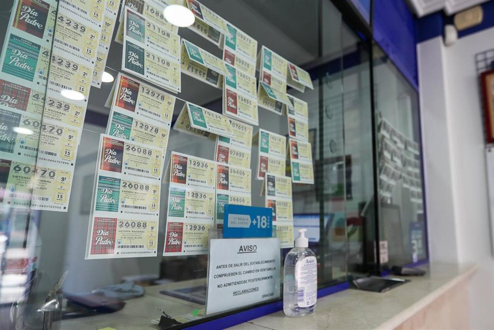 Archivo - Gel desinfectante en el interior de una Administración de Lotería en Manises.