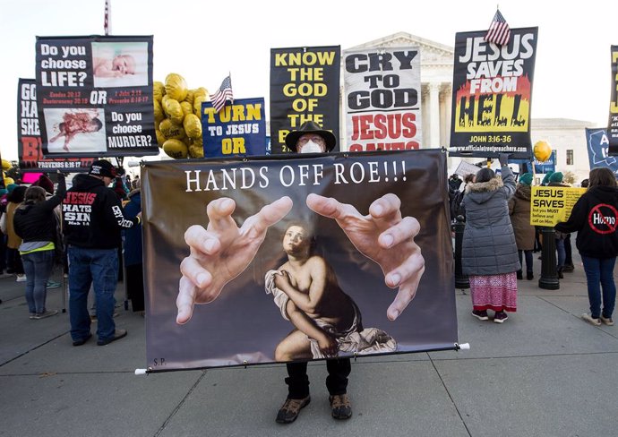 Archivo - 01 December 2021, US, Washington: People hold placards outside the United State Supreme Court as the case of Dobbs v. Jackson Women's Health Organization for abortion rights is argued. Photo: Brian Cahn/ZUMA Press Wire/dpa