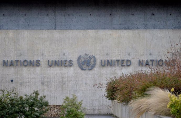 El logo de Naciones Unidas en un edificio.