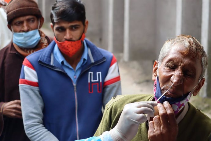 20 January 2022, India, Poonch: A health worker takes a swab sample from a man to perform RT-PCR test following restrictions imposed by the state government amidst rising Covid-19 coronavirus cases in Poonch. Photo: Nazim Ali Khan/ZUMA Press Wire/dpa