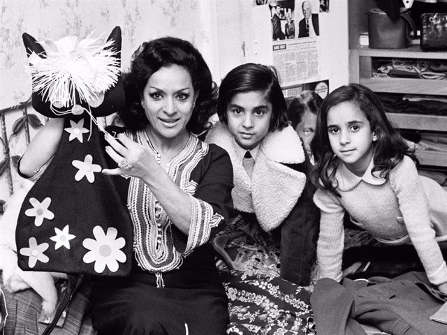 Lola Flores junto a sus hijos Antonio y Rosario, en Madrid aproximadamente en 1973.