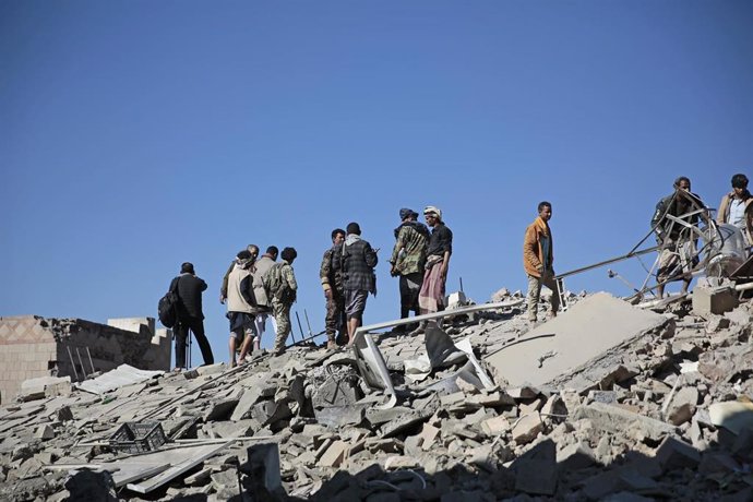 Ciudadanos yemeníes en Saná tras un bombardeo