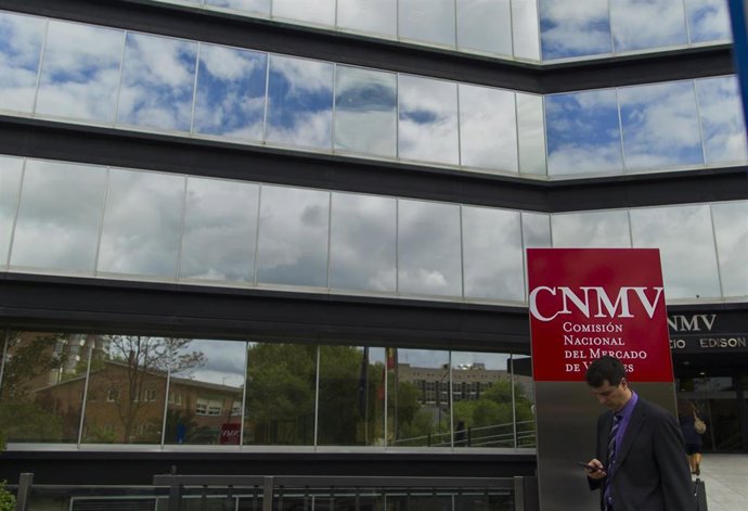 Archivo - Fachada de la Comisión Nacional del Mercado de Valores