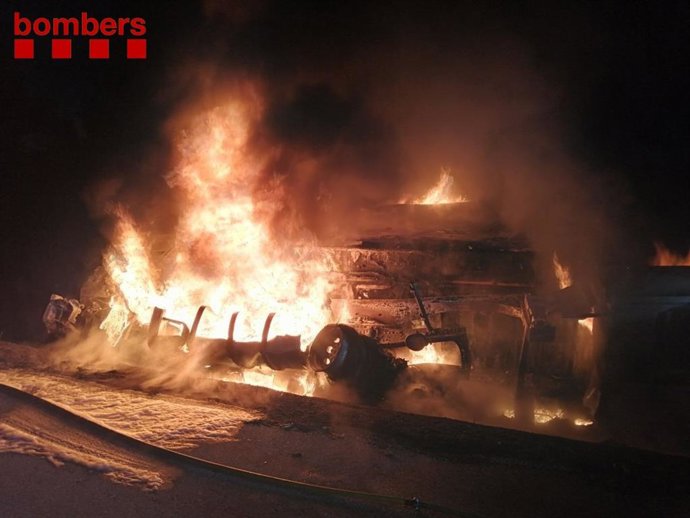 Un camión cargado de verduras se ha incendiado este viernes por la mañana tras volcar en la autopista AP-7, a la altura de Vila-seca (Tarragona).