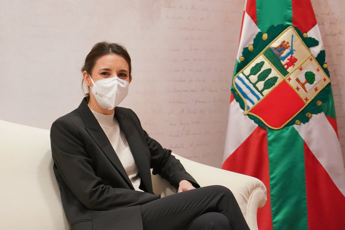 La ministra de Igualdad, Irene Montero, durante su reunión con el lehendakari en la sede de Lehendakaritza