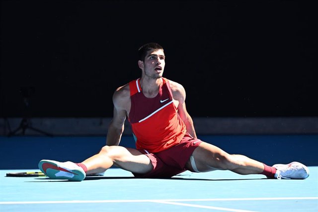 Carlos Alcaraz en suelo durante su partido ante Matteo Berrettini en el Abierto de Australia 2022