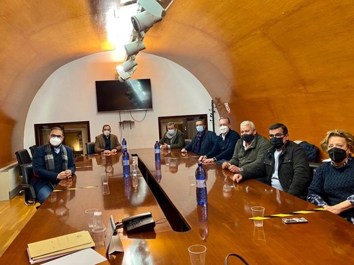 Reunión entre el alcalde y los representantes de las cofradías lorquinas.
