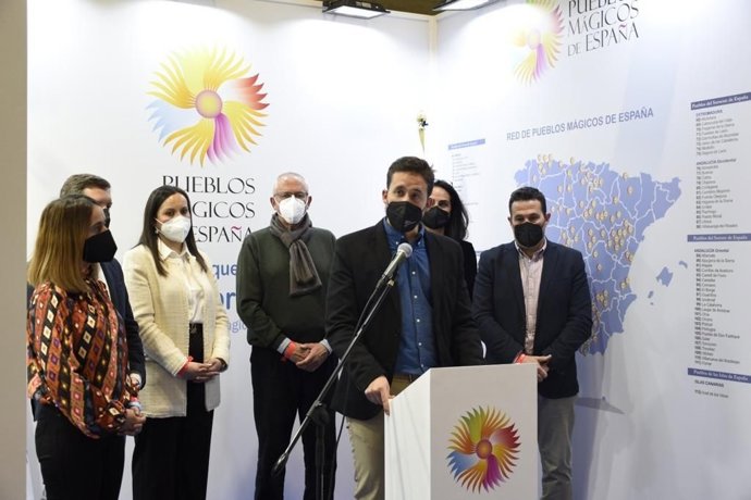 El alcalde en funciones de Cortegana, Carlos Jesús Muñiz, presenta la oferta de Cortegana en Fitur.