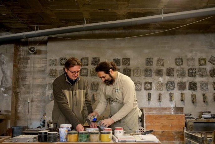 Archivo - El co-propietario de Mosaics Martí, Albert Martí, y el jefe de taller, Jaume Torrejón.