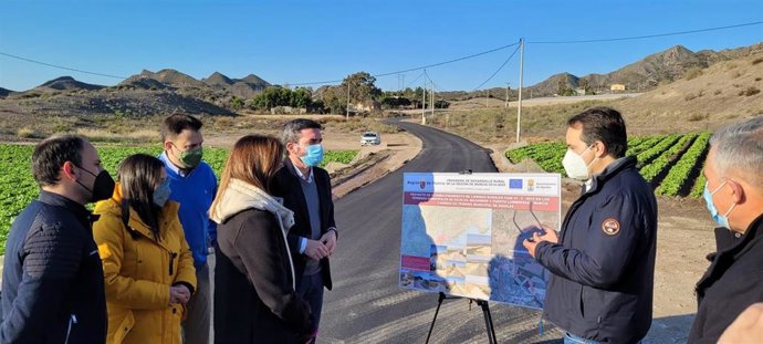 El consejero Antonio Luengo asiste a la explicación técnica de los trabajos llevados a cabo para la reparación de caminos rurales en Águilas.