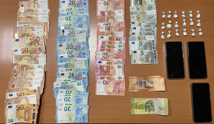 La Guardia Civil detiene a una persona por tráfico de drogas en el aparcamiento de la estación de tren de Torrijos.