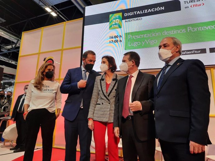 Carmela Silva junto a Reyes Maroto en Fitur.