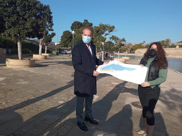 El jefe de área de Infraestructuras del Ayuntamiento de Palma, Urbano Sánchez, y la regidora de Infraestructuras y Accesibilidad, Angélica Pastor, en el Parc de la Mar.