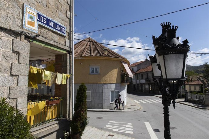 Archivo - Una casa de Los Molinos con decoración amarilla, municipio de la sierra madrileña, en una imagen de archivo.