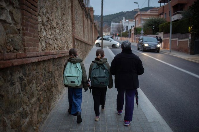 Dos menores se dirigen a la escuela en una imagen de archivo.