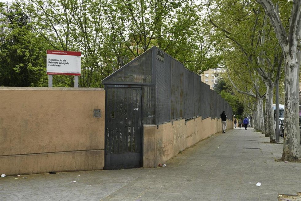 Archivo - Puerta y cartel del Centro de Primera Acogida Hortaleza situado en la calle Valdetorres de Jarama de Madrid. El centro de menores tiene capacidad para 35 personas y actualmente residen en ella 120 jóvenes. Esa sobreocupación provoca episodio