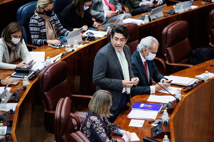Archivo - El consejero de Transportes de la Comunidad de Madrid, David Pérez, interviene en una sesión plenaria en la Asamblea de Madrid.