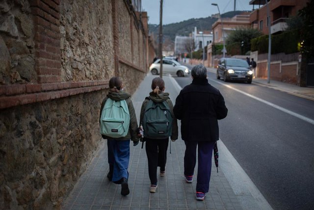 Arxiu - Dos menors van a l'escola
