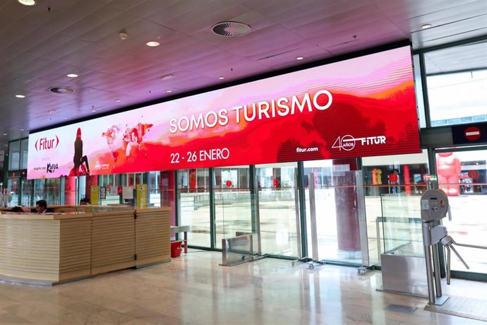 Archivo - Panel luminoso de promoción de FITUR en el que se lee 'Somos Turismo' en la entrada de uno de los pabellones de Ifema durante la inauguración de la Feria Internacional de Turismo de Madrid, FITUR 2020 (22-26 enero) en Madrid (España), a 22 de 
