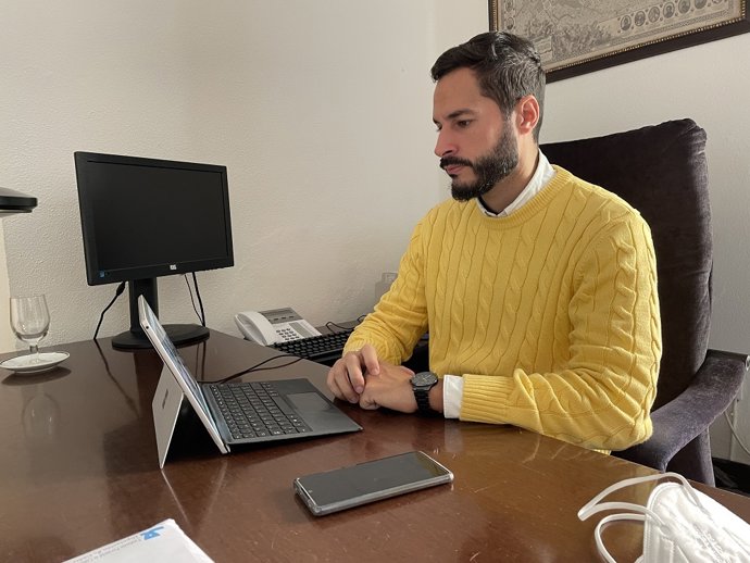 El responsable del Área de Transición Ecológica y Desarrollo Urbano Sostenible de la Diputación de Cádiz, Mario Fernández, durante su reunión con UPA-Cádiz.