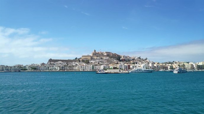 Archivo - Vista de Ibiza desde el mar.