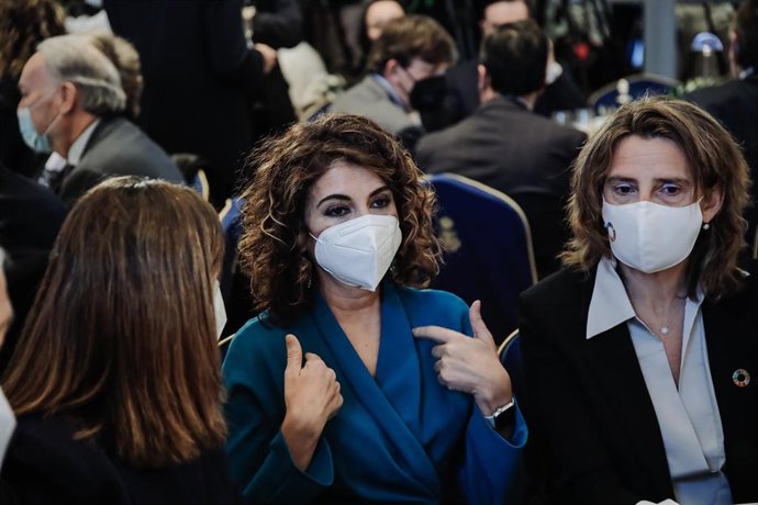 (I-D) La ministra de Derechos Sociales y Agenda 2030, Ione Belarra; la ministra de Hacienda, María Jesús Montero; y la vicepresidenta cuarta y ministra para la Transición Ecológica y el Reto Demográfico, Teresa Ribera