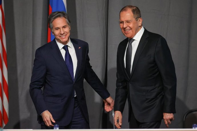 Archivo - HANDOUT - 02 December 2021, Sweden, Stockholm: Russian Foreign Minister Sergey Lavrov (R) meets with US Secretary of State Antony Blinken on the sidelines of the 28th meeting of the Council of Foreign Ministers of the Organization for Security