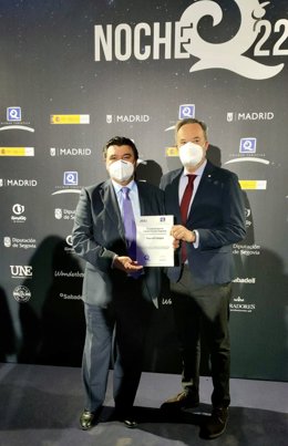 El alcalde de Huelva, Gabriel Cruz, y el teniente alcalde de Urbanismo, Medio Ambiente y Transición Ecológica, Manuel Gómez Márquez, en la recogida del distintivo.