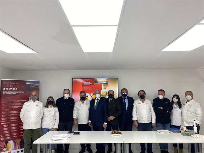 Foto del 'show cooking' con cocineros de la Agrupación Sierra Norte Gastronómica, al que ha asistido el viceconsejero de Medio Ambiente y Agricultura de la Comunidad de Madrid, Mariano González, en Fitur